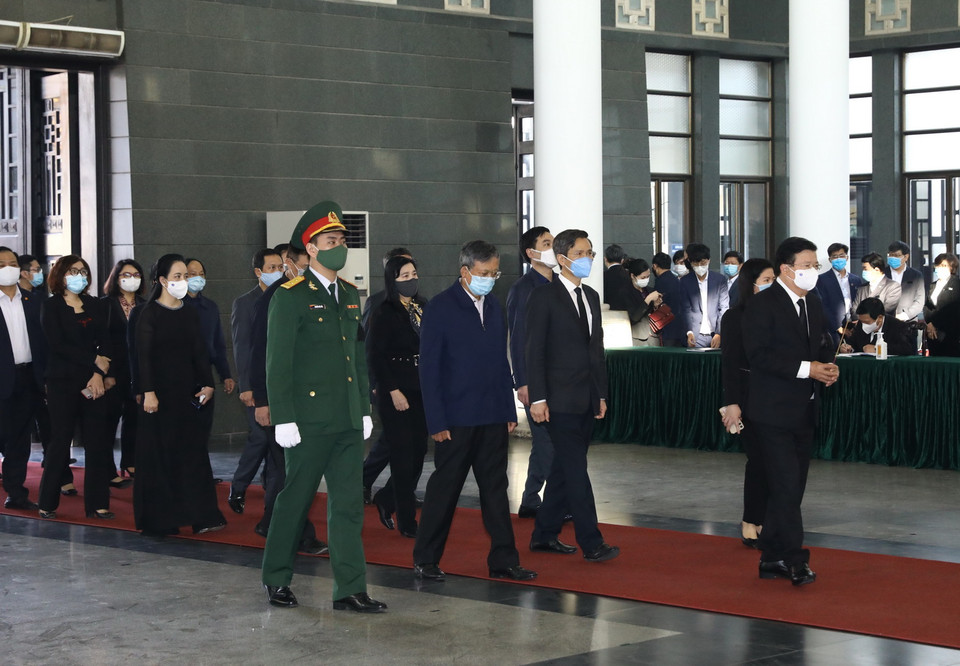 Đoàn đại biểu Chính phủ viếng nguyên Phó Thủ tướng Trương Vĩnh Trọng. (Ảnh: Văn Điệp/TTXVN)