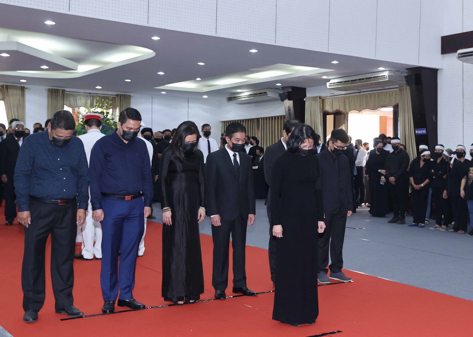 Đoàn đại biểu Chủ tịch nước Cộng hòa xã hội chủ nghĩa Việt Nam do Phó Chủ tịch nước Đặng Thị Ngọc Thịnh dẫn đầu viếng nguyên Phó Thủ tướng Trương Vĩnh Trọng. (Ảnh: Thống Nhất/TTXVN)