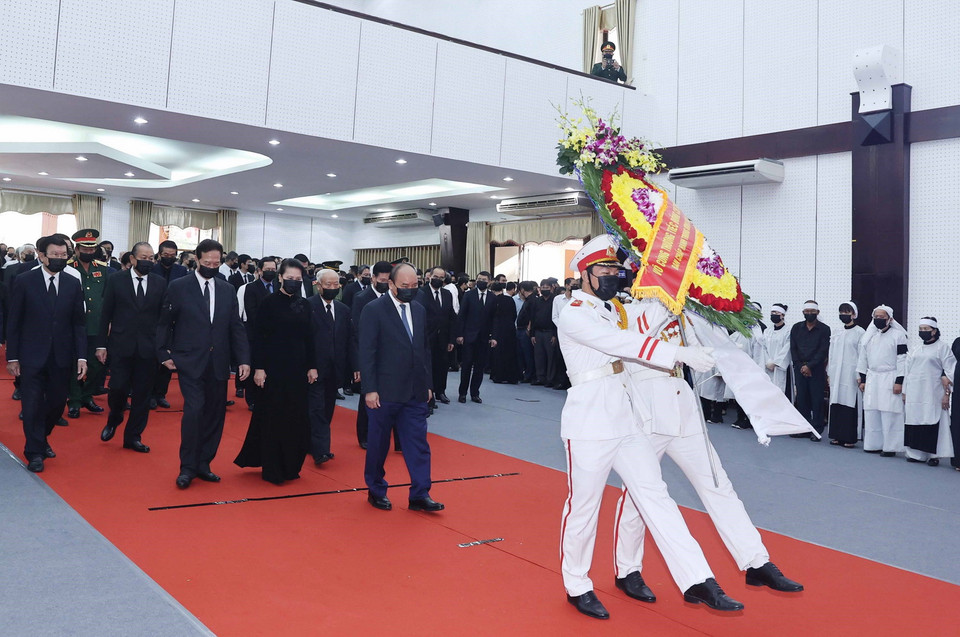 Đoàn đại biểu Ban Chấp hành Trung ương Đảng Cộng sản Việt Nam do Ủy viên Bộ Chính trị, Thủ tướng Chính phủ Nguyễn Xuân Phúc dẫn đầu viếng nguyên Phó Thủ tướng Trương Vĩnh Trọng. (Ảnh: Thống Nhất/TTXVN)