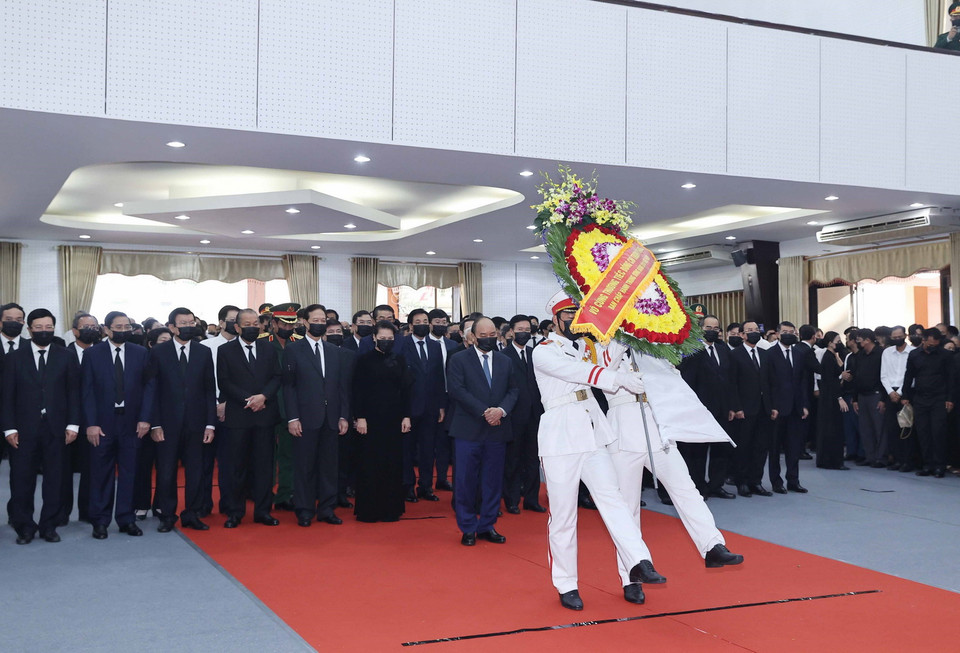 Đoàn đại biểu Ban Chấp hành Trung ương Đảng Cộng sản Việt Nam do Ủy viên Bộ Chính trị, Thủ tướng Chính phủ Nguyễn Xuân Phúc dẫn đầu viếng nguyên Phó Thủ tướng Trương Vĩnh Trọng. (Ảnh: Thống Nhất/TTXVN)