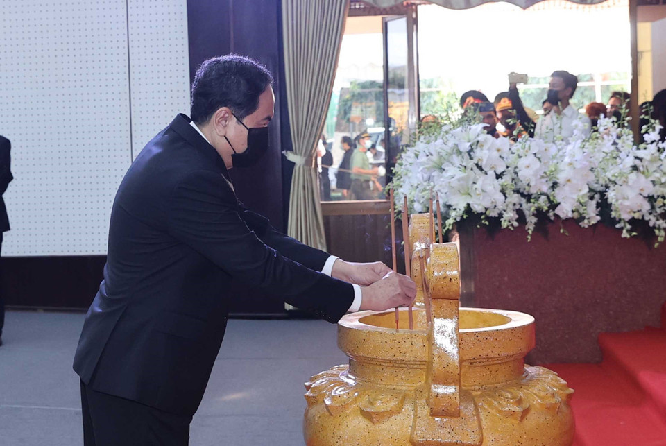 Ủy viên Bộ Chính trị, Chủ tịch Ủy ban Trung ương Mặt trận Tổ quốc Việt Nam Trần Thanh Mẫn dâng hương, viếng nguyên Phó Thủ tướng Trương Vĩnh Trọng. (Ảnh: Thống Nhất/TTXVN)