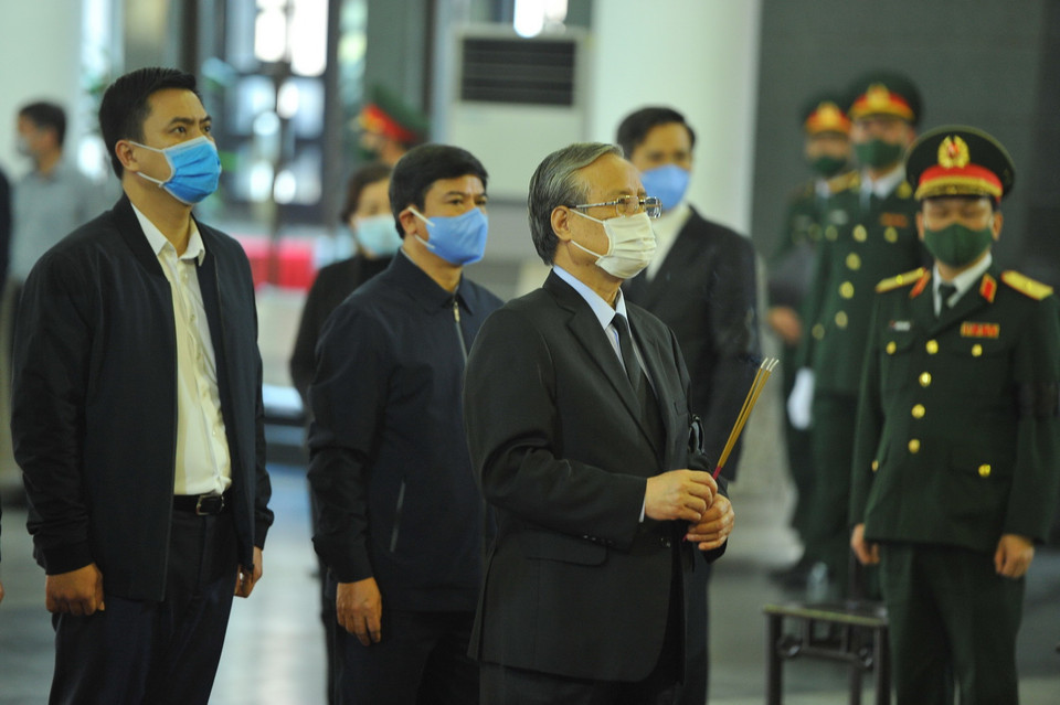 Nguyên Thường trực Ban Bí thư Trần Quốc Vượng viếng nguyên Phó Thủ tướng Trương Vĩnh Trọng. (Ảnh: Minh Đức/TTXVN)