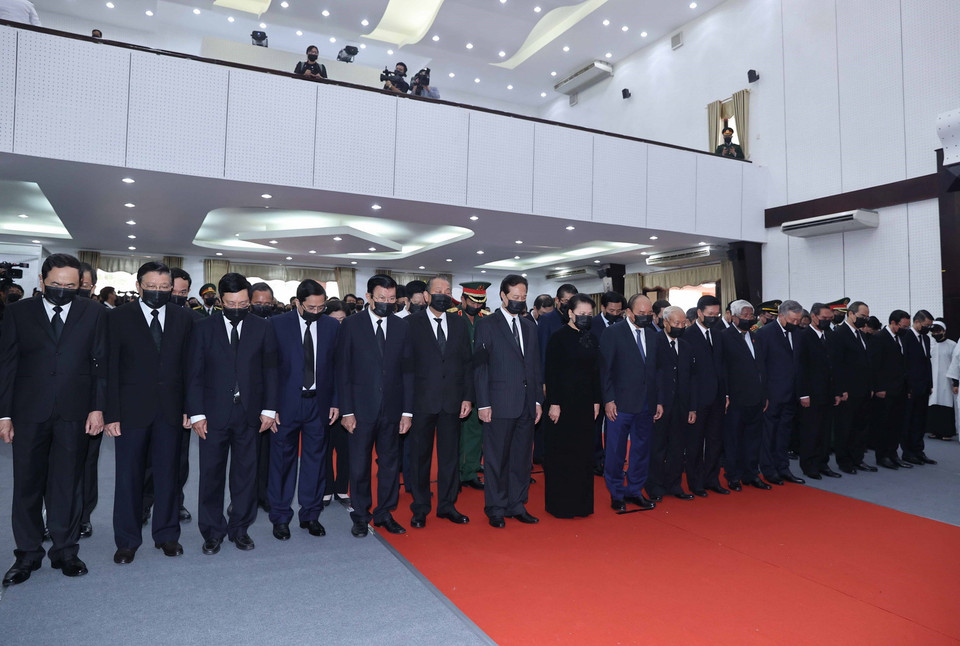 Đoàn đại biểu Ban Chấp hành Trung ương Đảng Cộng sản Việt Nam do Ủy viên Bộ Chính trị, Thủ tướng Chính phủ Nguyễn Xuân Phúc dẫn đầu viếng nguyên Phó Thủ tướng Trương Vĩnh Trọng. (Ảnh: Thống Nhất/TTXVN)