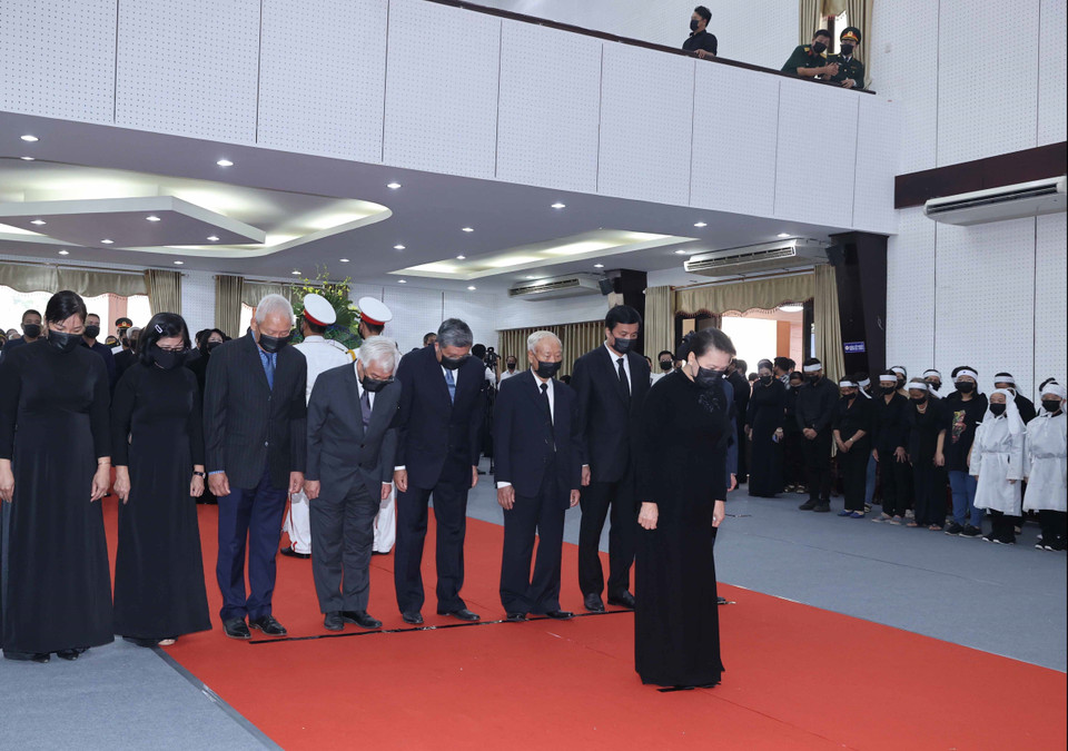 Đoàn đại biểu Quốc hội nước Cộng hòa xã hội chủ nghĩa Việt Nam do Chủ tịch Quốc hội Nguyễn Thị Kim Ngân dẫn đầu viếng nguyên Phó Thủ tướng Trương Vĩnh Trọng. (Ảnh: Thống Nhất/TTXVN)