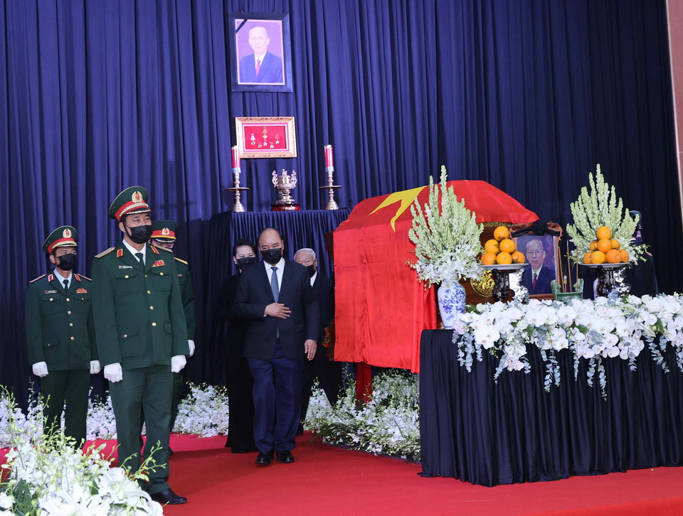 Đoàn đại biểu Ban Chấp hành Trung ương Đảng Cộng sản Việt Nam do Ủy viên Bộ Chính trị, Thủ tướng Chính phủ Nguyễn Xuân Phúc dẫn đầu viếng nguyên Phó Thủ tướng Trương Vĩnh Trọng. (Ảnh: Thống Nhất/TTXVN)