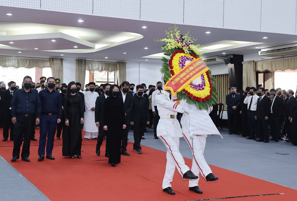 Đoàn đại biểu Chủ tịch nước Cộng hòa xã hội chủ nghĩa Việt Nam do Phó Chủ tịch nước Đặng Thị Ngọc Thịnh dẫn đầu viếng nguyên Phó Thủ tướng Trương Vĩnh Trọng. (Ảnh: Thống Nhất/TTXVN)