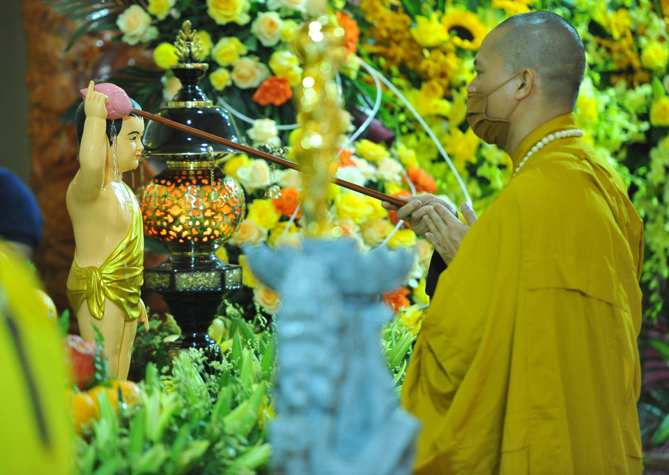 Các hòa thượng và chư tôn đức thực hiện nghi lễ tắm Phật đản sinh. (Ảnh: Minh Đức/TTXVN)