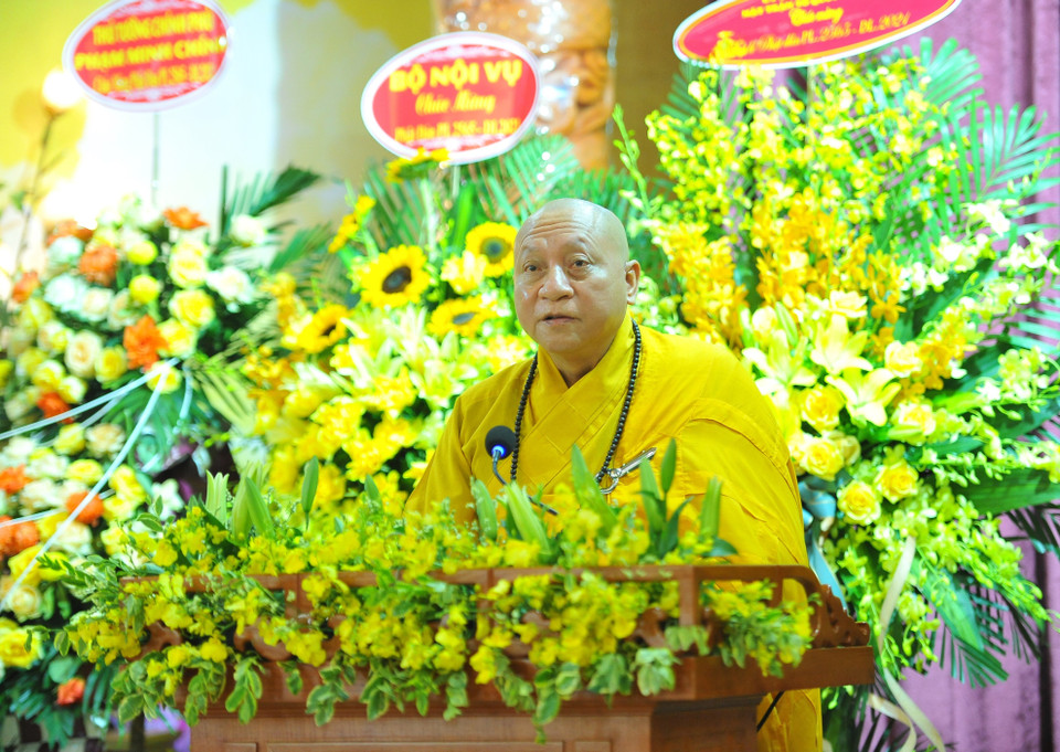 Hòa thượng Thích Gia Quang, Phó Chủ tịch Hội đồng Trị sự, Trưởng ban Thông tin Truyền thông của Trung ương Giáo hội Phật giáo Việt Nam, đọc diễn văn tại Lễ Phật đản. (Ảnh: Minh Đức/TTXVN)