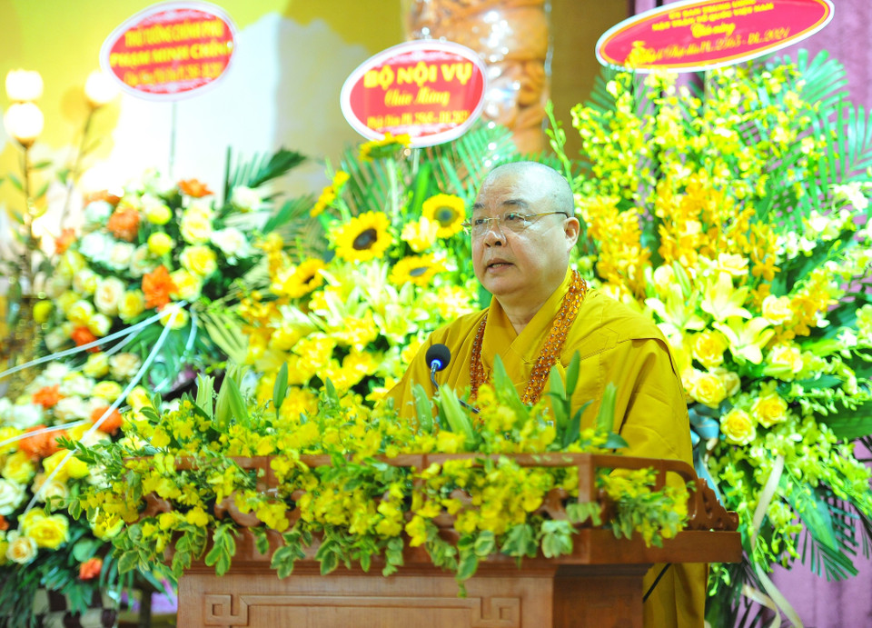 Hòa thượng Thích Thanh Nhiễu, Phó Chủ tịch Thường trực Hội đồng Trị sự Trung ương Giáo hội Phật giáo Việt Nam tuyên đọc thông điệp Phật đản 2021. (Ảnh: Minh Đức/TTXVN)