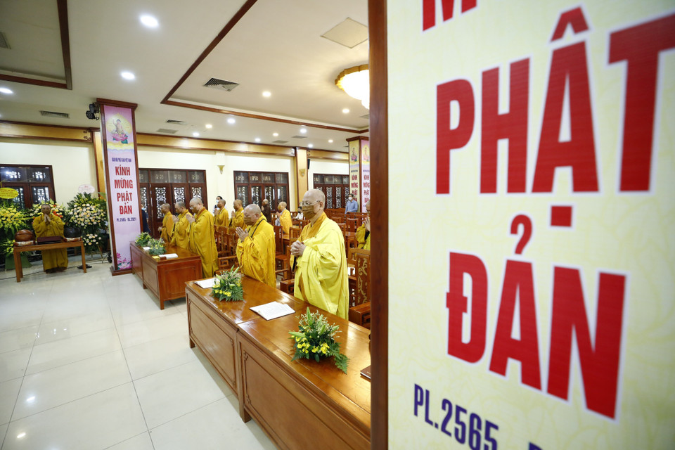 Các hòa thượng và chư tôn đức tụng bản Kinh chuyển pháp luân. (Ảnh: Minh Đức/TTXVN)