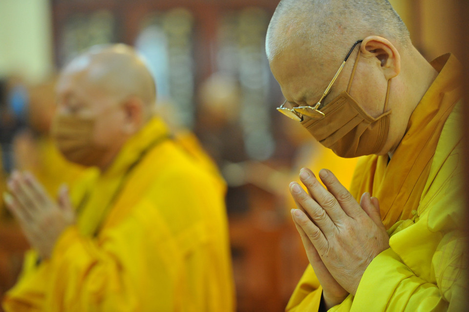Các hòa thượng và chư tôn đức tụng bản Kinh chuyển pháp luân. (Ảnh: Minh Đức/TTXVN)