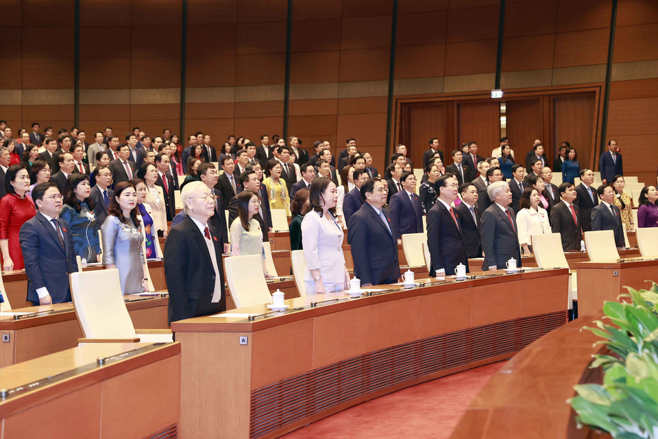 Tổng Bí thư Nguyễn Phú Trọng và các lãnh đạo Đảng, Nhà nước, đại biểu Quốc hội làm lễ chào cờ. (Ảnh: TTXVN)