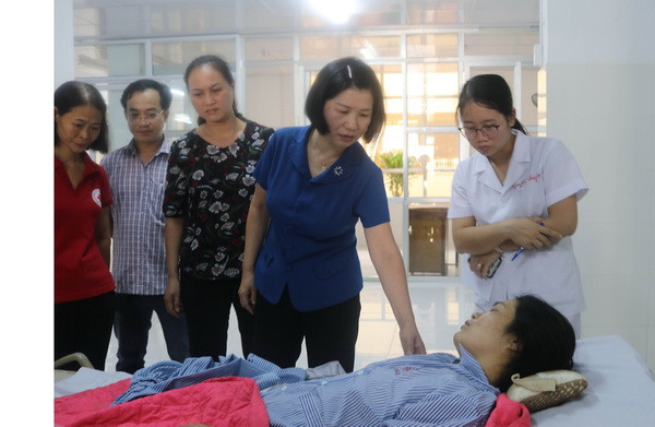 Bà Nguyễn Bích Ngọc (áo xanh), Phó Chủ tịch UBND tỉnh Cao Bằng tới thăm hỏi, động viên các bệnh nhân đang được cấp cứu tại Bệnh viện Đa khoa tỉnh Cao Bằng. (Ảnh: Chu Hiệu/TTXVN)