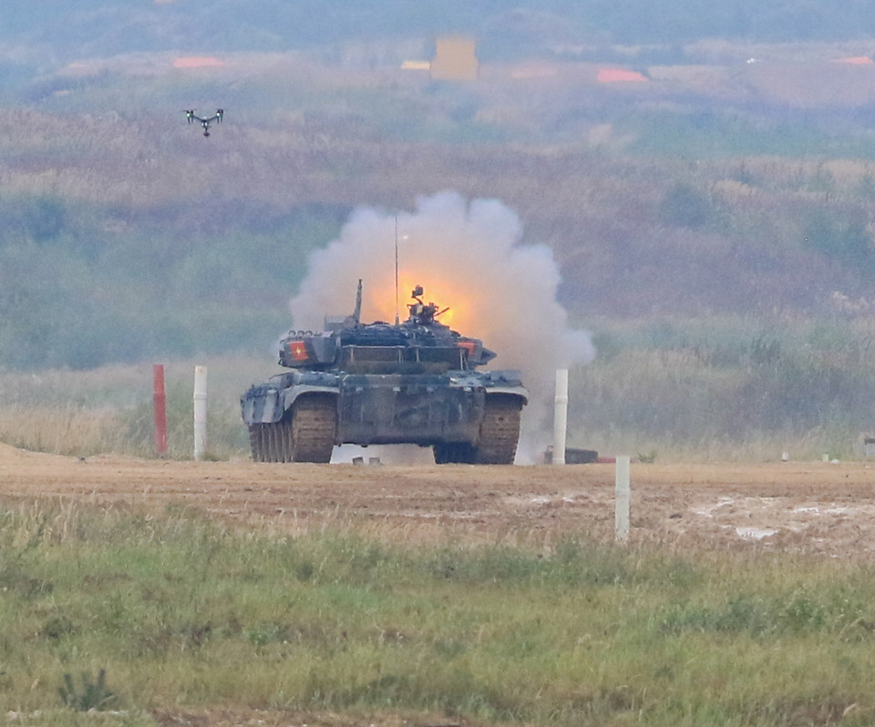 Xe thực hiện bài bắn tiêu diệt mục tiêu bằng pháo chính. (Ảnh: Trần Hiếu)