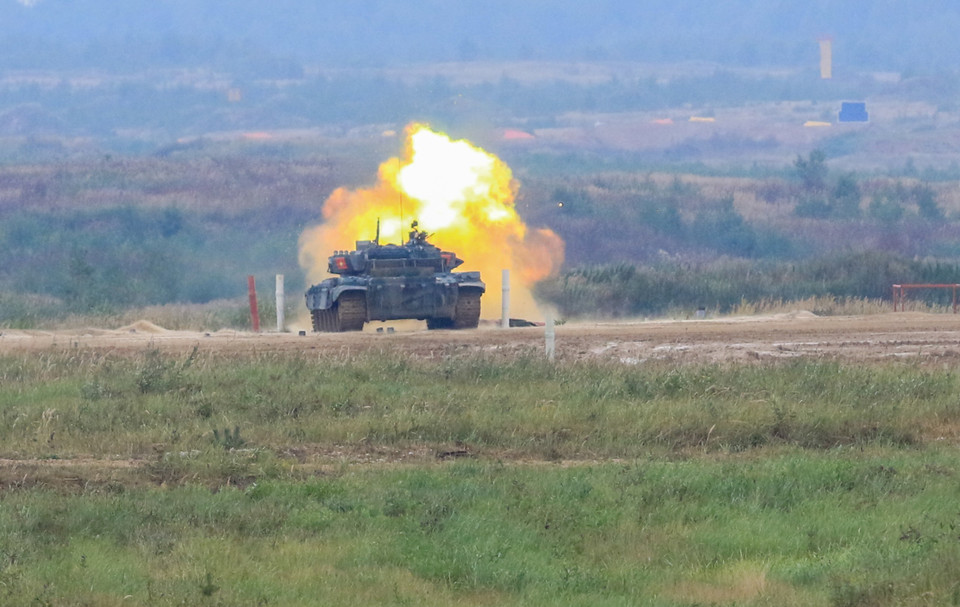 Xe thực hiện bài bắn tiêu diệt mục tiêu bằng pháo chính. (Ảnh: Trần Hiếu)