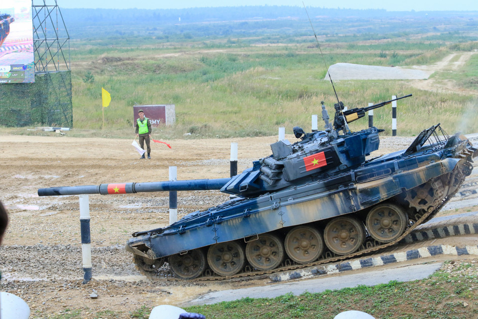 Kíp xe gồm Thiếu tá Phùng Anh Cương, trưởng xe; Thượng úy quân nhân chuyên nghiệp Phạm Văn Anh, pháo thủ; và Trung úy quân nhân chuyên nghiệp Đỗ Quốc Tuấn, lái xe. (Ảnh: Trần Hiếu)