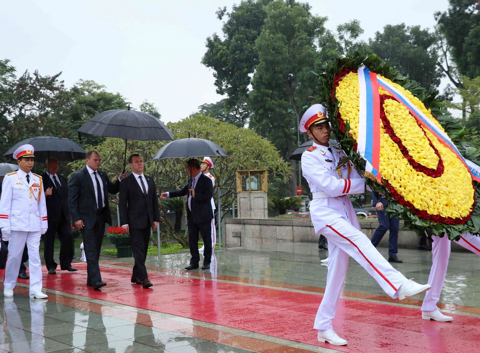Sáng 19/11, Thủ tướng Liên bang Nga Dmitry Anatolyevich Medvedev đến đặt vòng hoa tại Đài tưởng niệm các Anh hùng Liệt sỹ (Hà Nội). (Ảnh: Văn Điệp/TTXVN)
