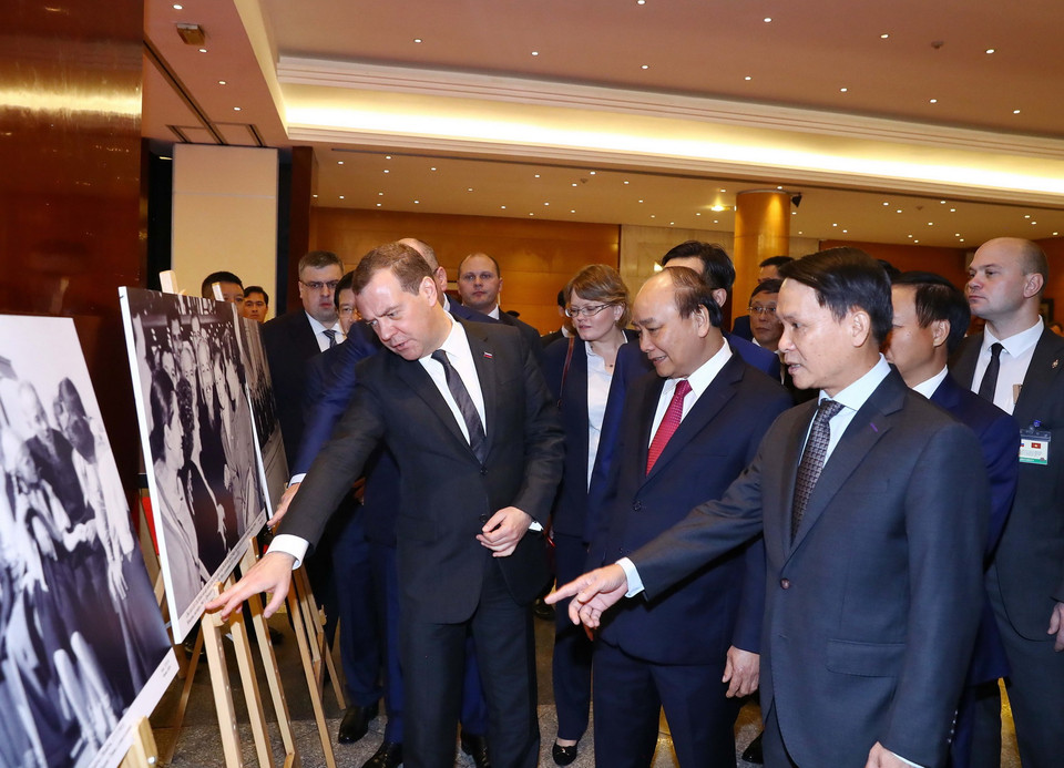 Thủ tướng Liên bang Nga Dmitry Medvedev và Thủ tướng Nguyễn Xuân Phúc tham quan Trưng bày ảnh Việt-Nga: Quan hệ hữu nghị truyền thống và hợp tác toàn diện. (Ảnh: Thống Nhất/TTXVN)