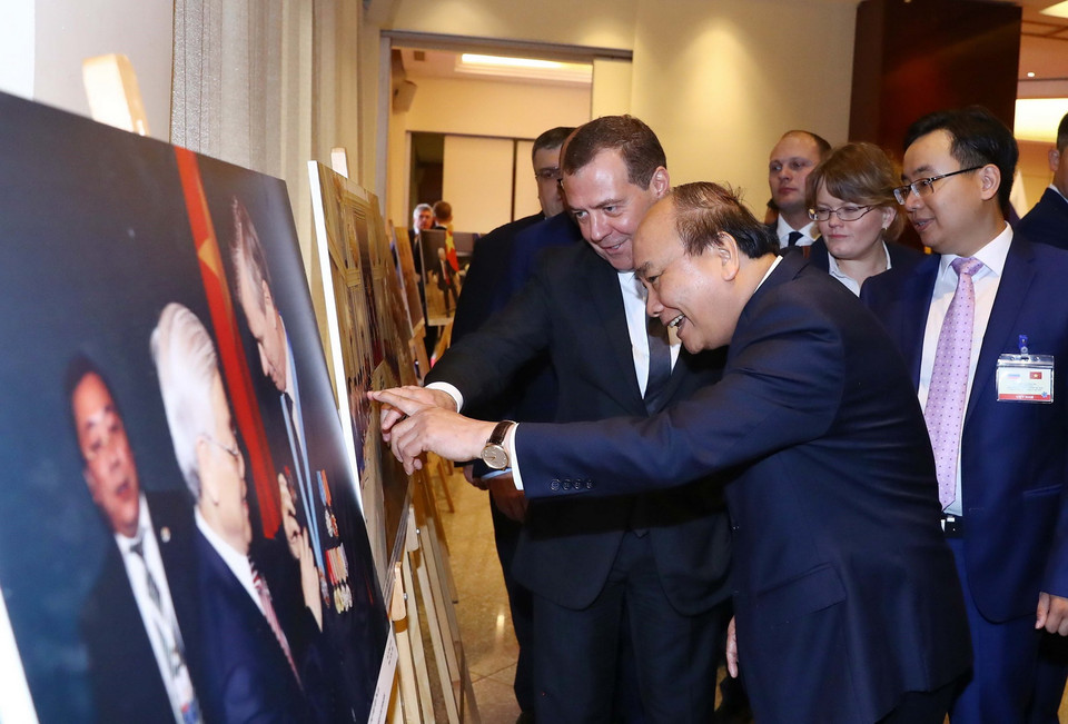 Thủ tướng Liên bang Nga Dmitry Medvedev và Thủ tướng Nguyễn Xuân Phúc tham quan Trưng bày ảnh Việt-Nga: Quan hệ hữu nghị truyền thống và hợp tác toàn diện. (Ảnh: Thống Nhất/TTXVN)