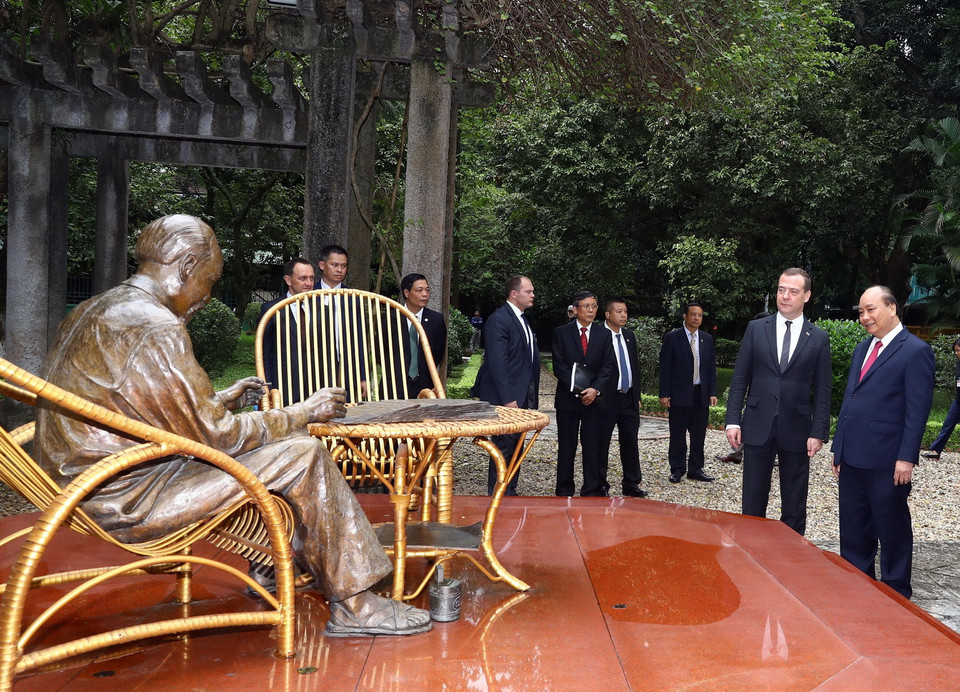 Thủ tướng Nguyễn Xuân Phúc cùng Thủ tướng Liên bang Nga Dmitry Medvedev tham quan Khu di tích Phủ Chủ tịch. (Ảnh: Thống Nhất/TTXVN)