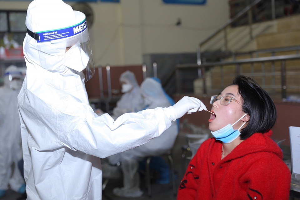 Lấy mẫu xét nghiệm cho người dân về từ vùng dịch tại Trường THPT Phan Huy Chú (quận Đống Đa) chiều 31/1. (Ảnh: Hoàng Hiếu/TTXVN)