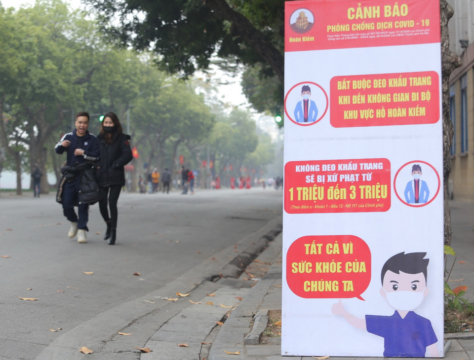 Dù đã được cảnh báo, nhưng một số người dân vẫn chưa thực hiện (ảnh chụp lúc 11 giờ 20 ngày 31/1). (Ảnh: Hoàng Hiếu/TTXVN)