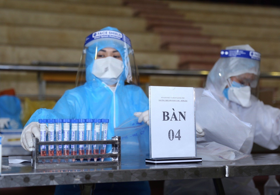 Mẫu phẩm xét nghiệm. (Ảnh: Hoàng Hiếu/TTXVN)