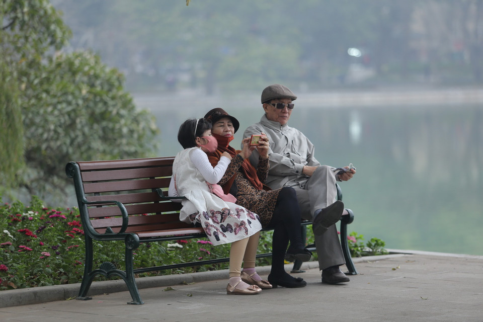 Nhiều người dân vẫn không đeo khẩu trang hoặc đeo khẩu trang không đúng cách (ảnh chụp lúc 10 giờ 20 ngày 31/1 tại tuyến phố đi bộ Hồ Gươm). (Ảnh: Hoàng Hiếu/TTXVN)