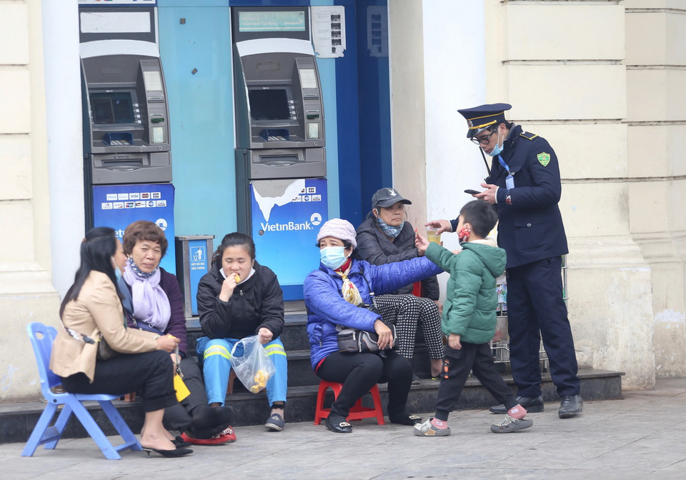 Nhiều người dân vẫn không đeo khẩu trang hoặc đeo khẩu trang không đúng cách. (Ảnh: Hoàng Hiếu/TTXVN)