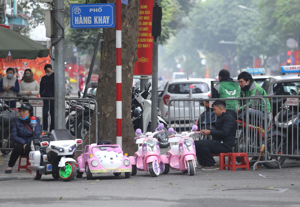 Nhiều người dân vẫn không đeo khẩu trang hoặc đeo khẩu trang không đúng cách (ảnh chụp lúc 11 giờ ngày 31/1 tại phố Hàng Khay thuộc tuyến phố đi bộ Hồ Gươm). (Ảnh: Hoàng Hiếu/TTXVN)