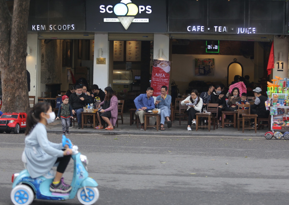 Nhiều người dân vẫn không đeo khẩu trang và giữ không đúng cách (ảnh chụp lúc 10 giờ 30 ngày 31/1 tại phố Hàng Khay, tuyến phố đi bộ Hồ Gươm). (Ảnh: Hoàng Hiếu/TTXVN)