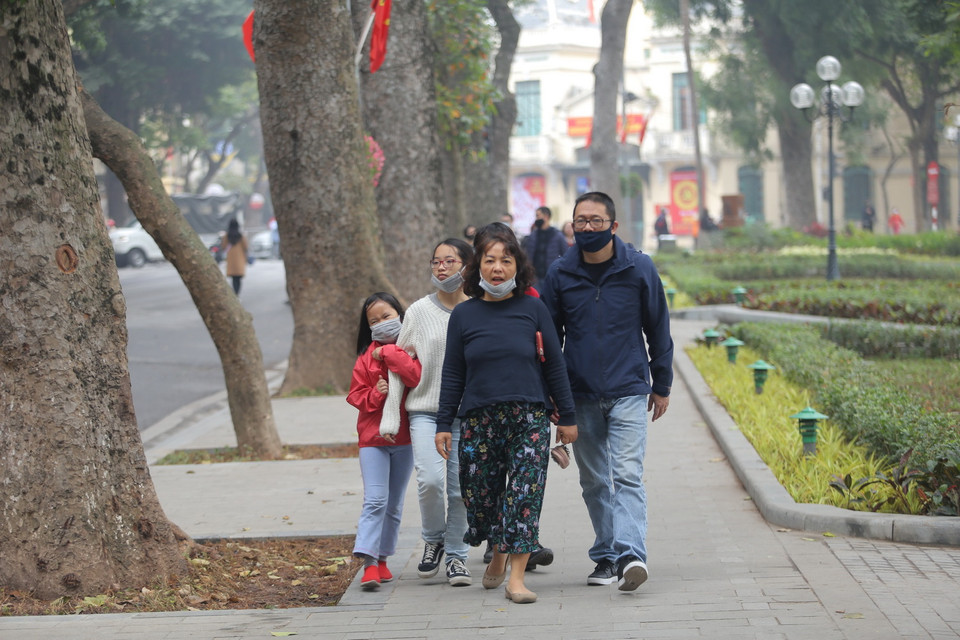 Nhiều người dân vẫn không đeo khẩu trang hoặc đeo khẩu trang không đúng cách (ảnh chụp lúc 10 giờ 20 ngày 31/1 tại tuyến phố đi bộ Hồ Gươm). (Ảnh: Hoàng Hiếu/TTXVN)