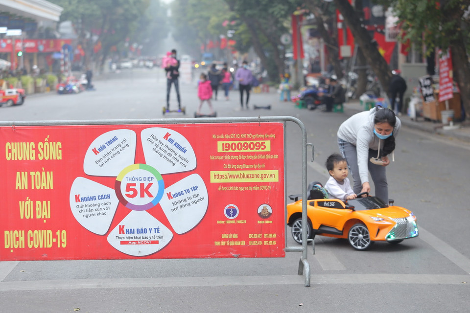 Lực lượng chức năng đã đặt nhiều bảng thông báo, cảnh báo nhưng một số người dân vẫn chưa thực hiện đúng (ảnh chụp lúc 11 giờ ngày 31/1 tại phố Tràng Tiền, thuộc tuyến phố đi bộ Hồ Gươm). (Ảnh: Hoàng Hiếu/TTXVN)