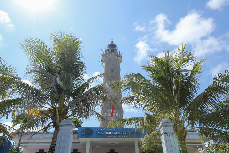 Trạm hải đăng đảo Song Tử Tây. (Ảnh: Hoàng Hiếu/TTXVN)