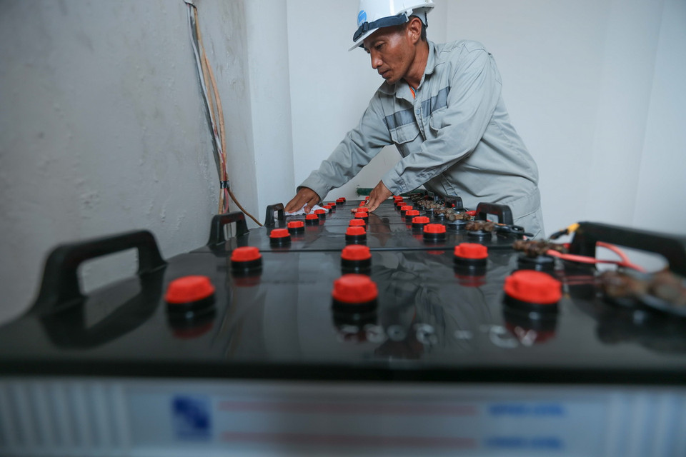 Việc bảo dưỡng ắcquy, tấm pin năng lượng mặt trời của ngọn hải đăng được thực hiện mỗi ngày vì điều kiện khắc nghiệt của khí hậu biển. (Ảnh: Hoàng Hiếu/TTXVN)