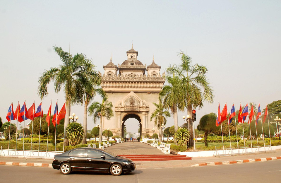 Cờ được trang hoàng phía trước Patusay, một trong những điểm du lịch nổi tiếng năm ở trung tâm thủ đô Vientiane. (Ảnh: Phạm Kiên/Vietnam+)