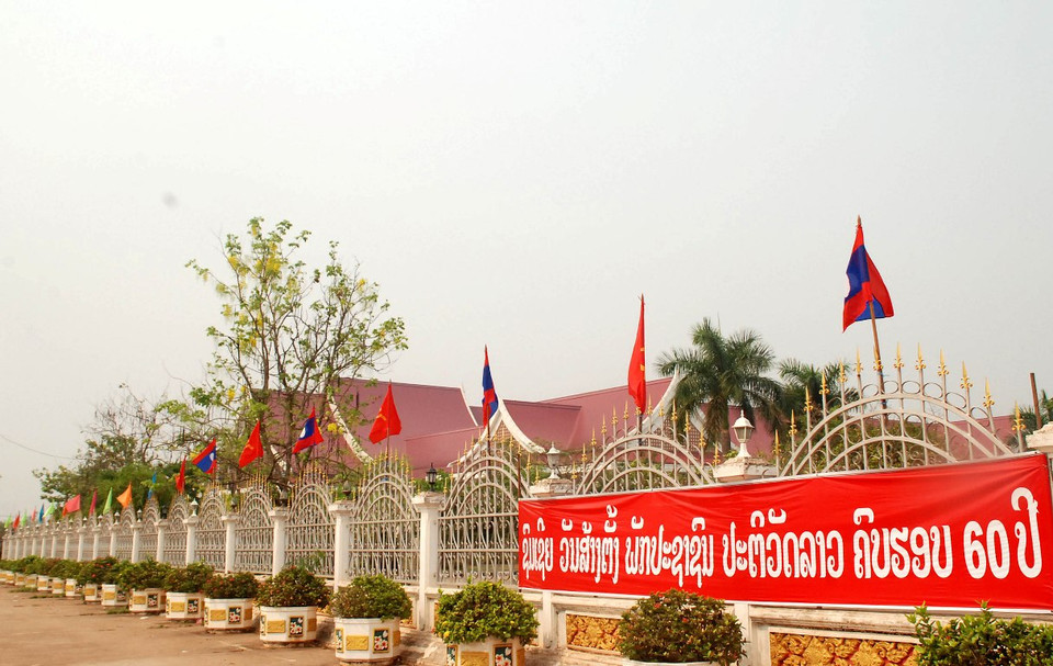 Cờ được trang hoàng trước cửa Bảo tàng Cayson Phomvihan tại thủ đô Vientiane. (Ảnh: Phạm Kiên/Vietnam+)