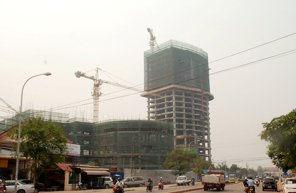 Những ngôi nhà cao tầng chỉ vài năm trước là của hiếm ở Vientiane, nay đang mọc lên khắp nơi, minh chứng cho sự thành công của Đảng Nhân dân Cách mạng Lào trong sự nghiệp dẫn dắt nhân dân các dân tộc Lào đi lên con đường Xã hội chủ nghĩa, con đường của hòa bình, độc lập, dân chủ và phồn vinh. (Ảnh: Phạm Kiên/Vietnam+)