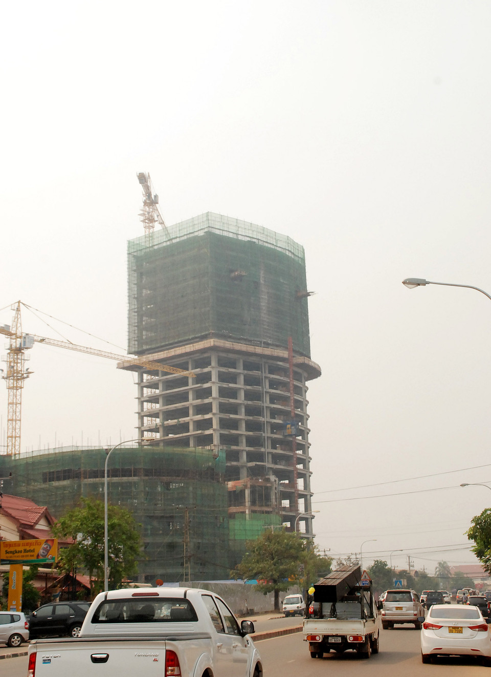 Những ngôi nhà cao tầng chỉ vài năm trước là khá hiếm ở Vientiane, nay đang mọc lên khắp nơi, minh chứng cho sự thành công của Đảng Đảng Nhân dân Cách mạng Lào trong sự nghiệp dẫn dắt nhân dân các dân tộc Lào đi lên con đường Xã hội chủ nghĩa, con đường của hòa bình, độc lập, dân chủ và phồn vinh. (Ảnh: Phạm Kiên/Vietnam+)