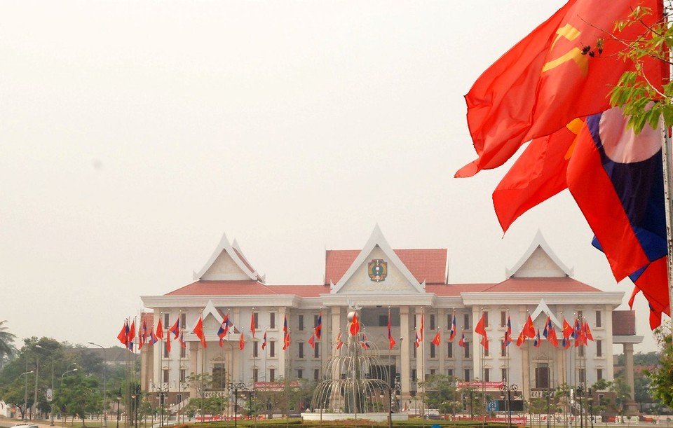 Cờ được trang hoàng gần Bộ Quốc phòng gần vòng xuyến trước cửa Bảo tàng Công an Nhân dân Lào. (Ảnh: Phạm Kiên/Vietnam+)