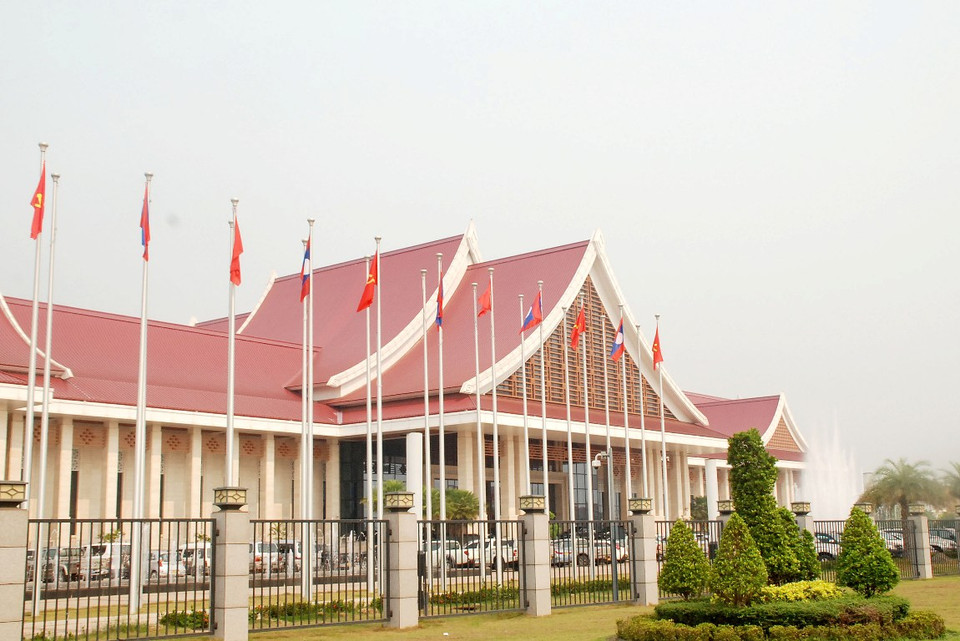 Cờ được trang hoàng phía trước Trung tâm Hội nghị Quốc gia Lào tại thủ đô Vientiane. (Ảnh: Phạm Kiên/Vietnam+)