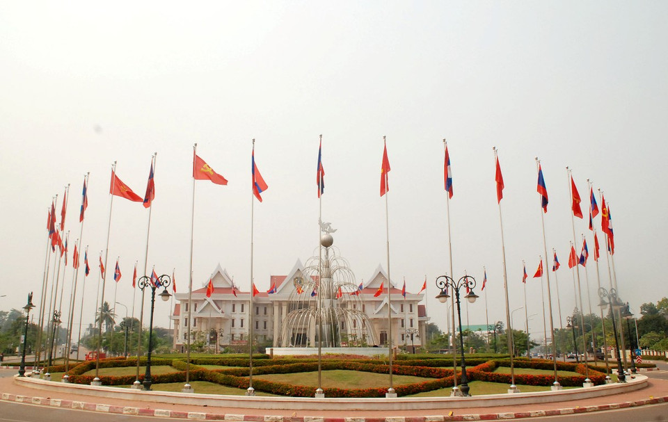 Cờ được trang hoàng tại vòng xuyến trước cửa Bảo tàng Công an Nhân dân Lào. (Ảnh: Phạm Kiên/Vietnam+)