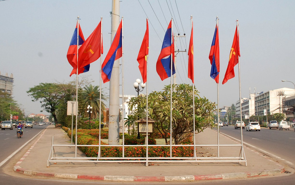 Cờ được trang hoàng phía trước ngã ba Đầu Voi ở gần trung tâm thủ đô Vientiane. (Ảnh: Phạm Kiên/Vietnam+)