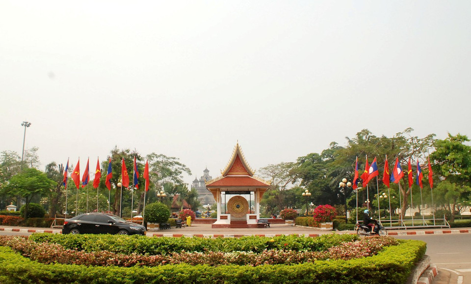 Cờ được trang hoàng hai bên Goong Hòa bình ở trung tâm thành phố Vientiane. (Ảnh: Phạm Kiên/Vietnam+)