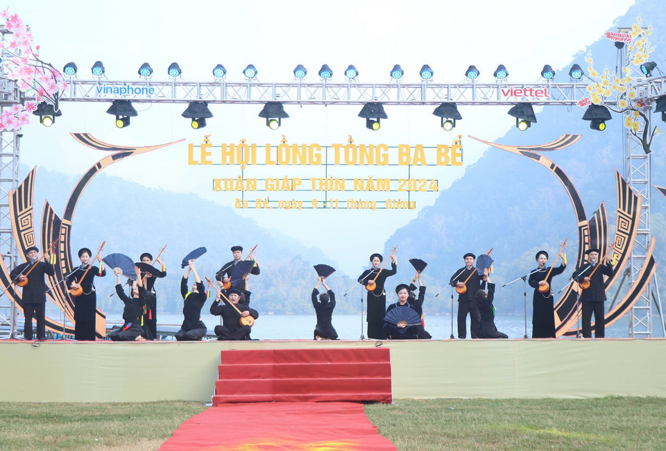 Các tiết mục văn nghệ đặc sắc biểu diễn tại lễ hội. (Ảnh: Vũ Hoàng Giang/TTXVN)