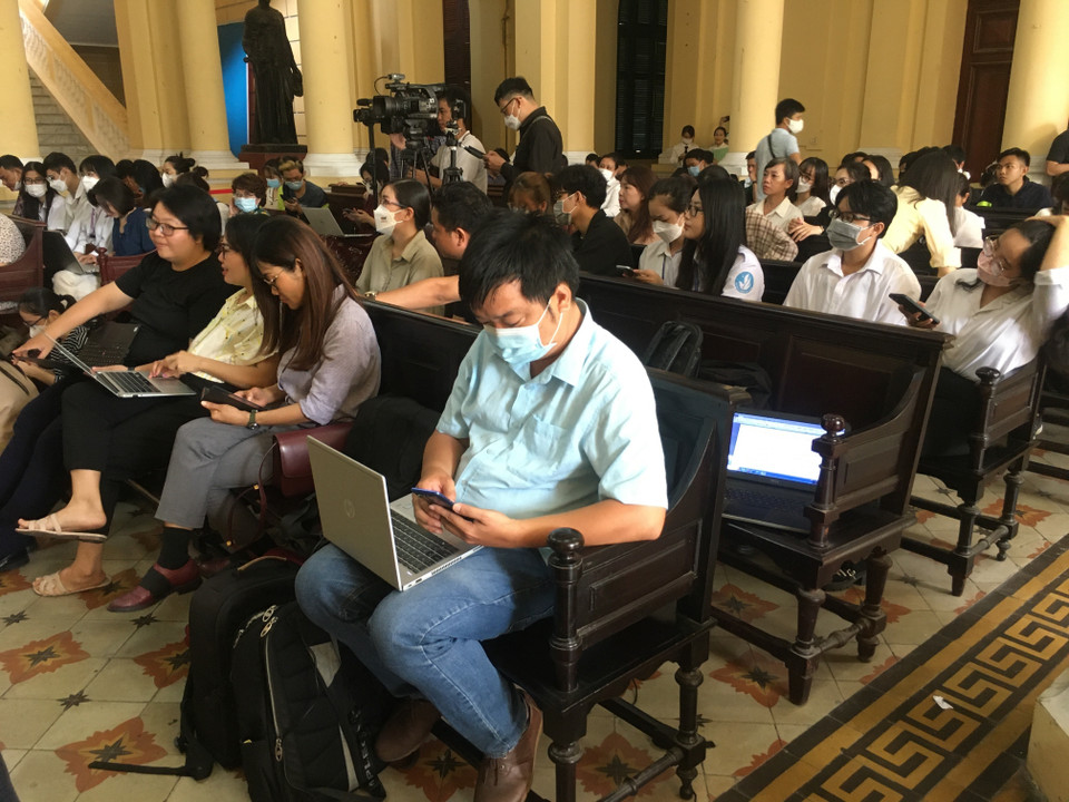 Đông đảo phóng viên theo dõi tại phiên tòa. (Ảnh: Thanh Vũ/TTXVN)