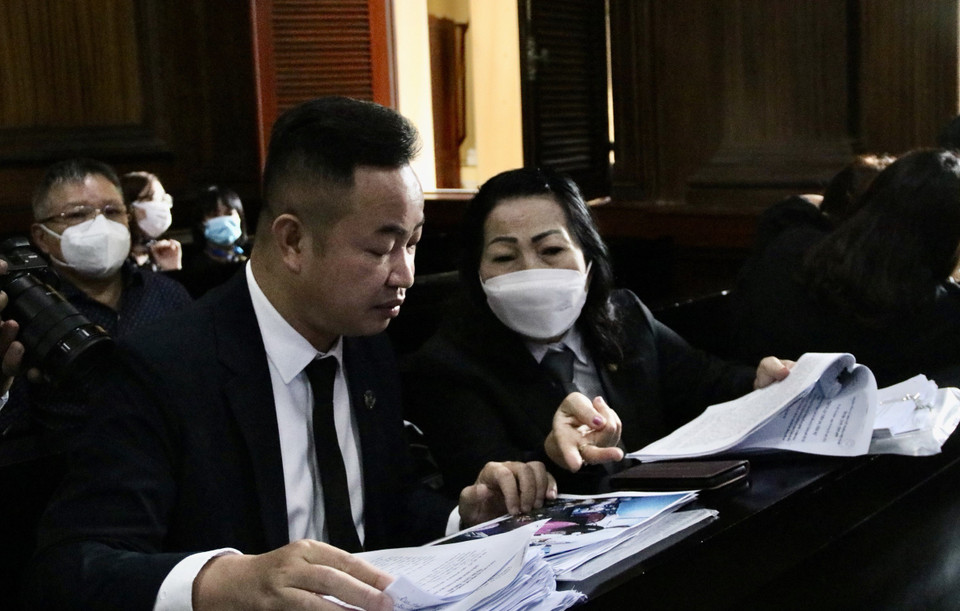 Luật sư Trần Thị Ngọc Nữ (phải) bào chữa cho bị hại. (Ảnh: Thanh Vũ/TTXVN)