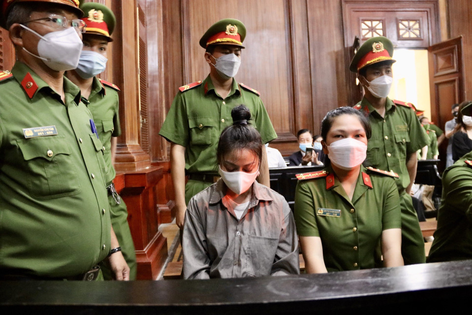 Ngày 21/7, Tòa án nhân dân Thành phố Hồ Chí Minh mở phiên tòa xét xử sơ thẩm vụ án bé gái N.T.V.A (8 tuổi) bị bạo hành đến tử vong tại căn hộ chung cư ở quận Bình Thạnh. Bị cáo Nguyễn Võ Quỳnh Trang (sinh năm 1995) bị xét xử về tội "Giết người" theo Điều 123 và tội "Hành hạ người khác" theo Điều 140, Bộ luật Hình sự năm 2015 (sửa đổi bổ sung năm 2017). Trong ảnh: Bị cáo Nguyễn Võ Quỳnh Trang tại Tòa. (Ảnh: Thanh Vũ/TTXVN)