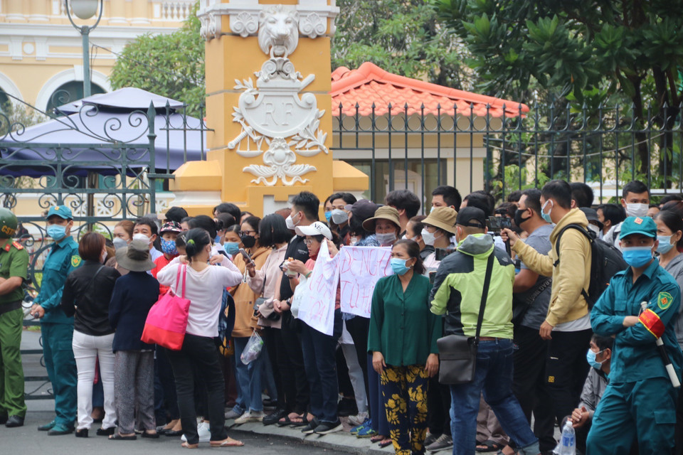 Người dân tập trung rất đông bên ngoài Tòa án để theo dõi phiên xử. (Ảnh: Thanh Vũ/TTXVN)