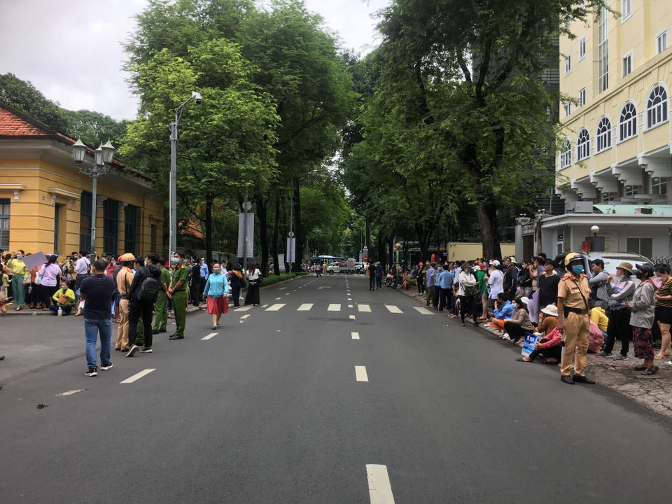 Rất đông người dân trong và ngoài Thành phố Hồ Chí Minh tập trung bên ngoài Tòa án. (Ảnh: Thanh Vũ/TTXVN)